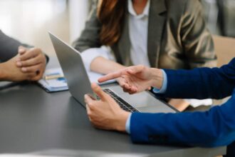 Aperçu d'un contrat d'assurance-vie avec des documents financiers