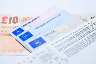 Détails d'une carte grise avec mention des chevaux fiscaux