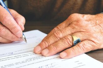 Notaire expliquant les étapes d'une succession à une famille