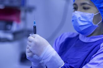 Infirmier à domicile prenant soin d'un patient âgé chez lui