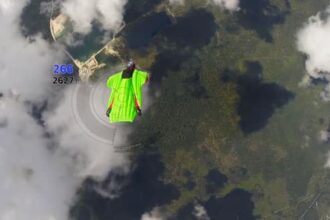 Jhonathan Florez en plein vol en wingsuit à grande vitesse