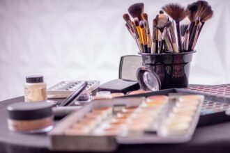 Tendances mode bretonnes avec couleurs et accessoires modernes
