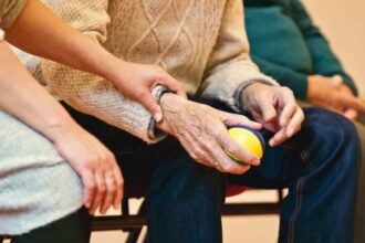 Aménagement d'un logement sécurisé pour séniors avec des équipements adaptés