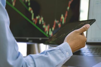 Homme sur le trading