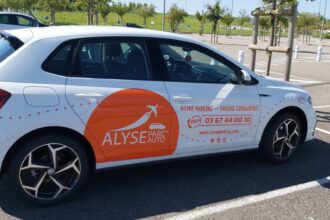 Voiture garée dans un parking privé sécurisé pendant un voyage
