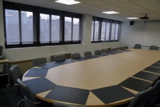 Salle de réunion moderne prête pour un événement professionnel à Saint Maximin