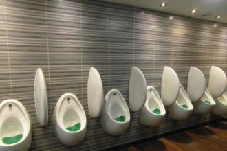Urinoir moderne dans un espace de toilettes élégantes et fonctionnelles