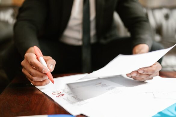 Livre Qui Finit Par Sur Cette Page Detachee www.bretagne-net.com