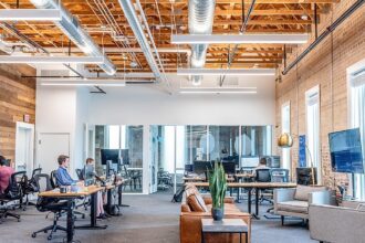 espace de coworking moderne avec des travailleurs concentrés