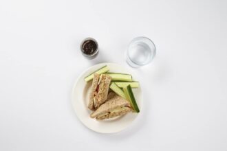 Assiette équilibrée avec légumes, protéines et céréales pour un dîner sain