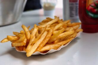 Frites croustillantes servies dans un cornet en papier