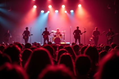 Groupe de musiciens en performance sur scène avec foule dynamique