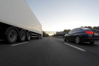 Camion de déménagement prêt pour le chargement des biens