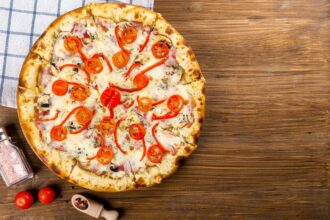 Pâte à pizza prête à être décongelée sur un plan de travail