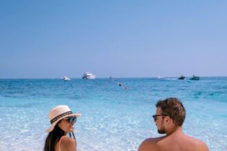 Couple profitant des plages de la Costa Smeralda en Sardaigne