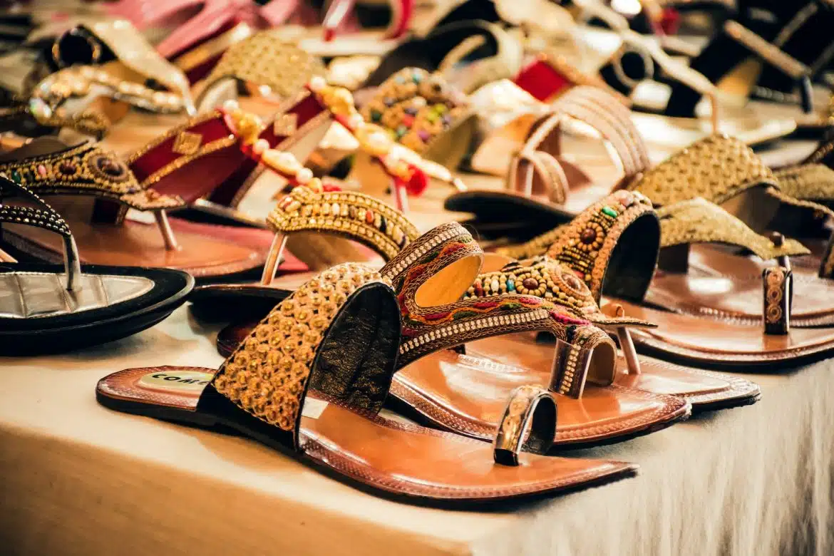 Plusieurs paires de sandales