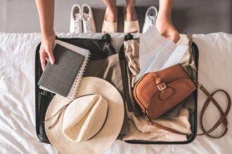 Femme préparant sa valise pour un voyage de dernière minute