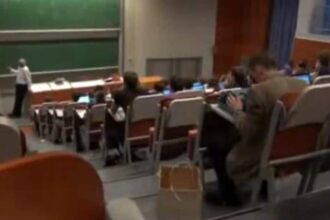 machine à écrire utilisée par un étudiant en cours universitaire